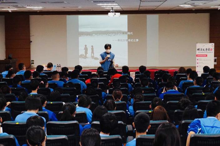 陳栢青老師熱情分享文學，全場同學專注聆聽