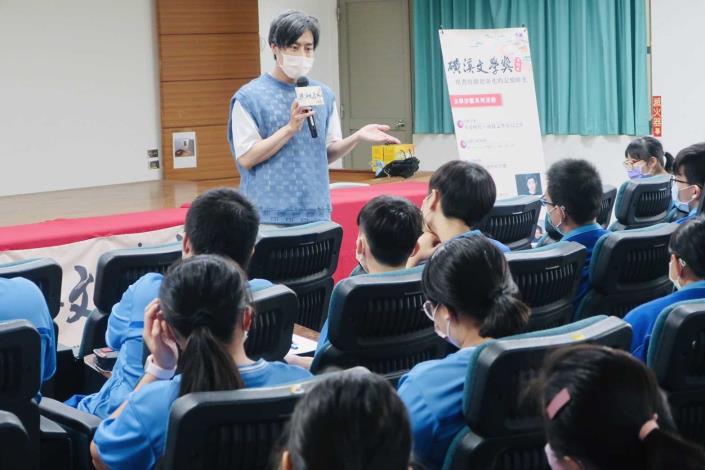 陳栢青老師與同學們分享微小說創作經驗