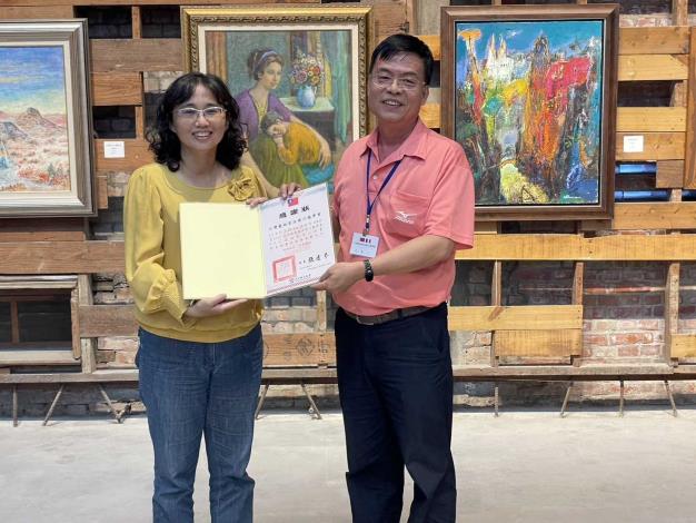 文化局張雀芬局長頒發感謝狀予台灣藝術家法國沙龍學會現任理事長王聖平