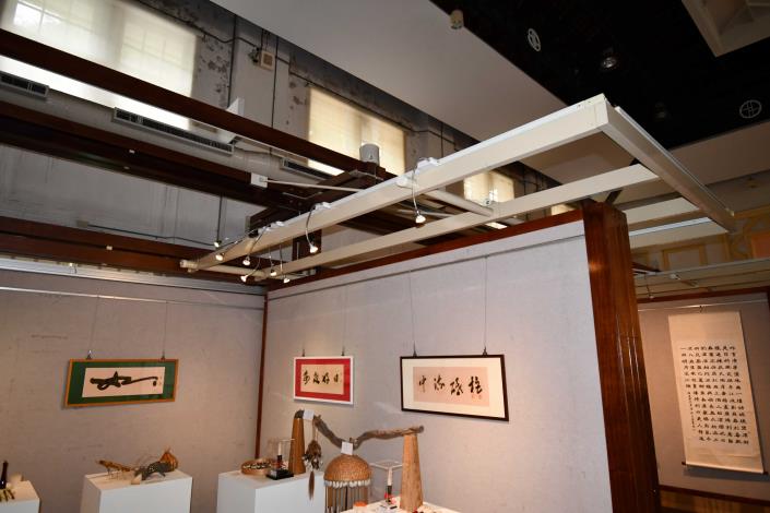 郭俊沛建築師在彰化公會堂展示架導入工藝結構趣味性.JPG