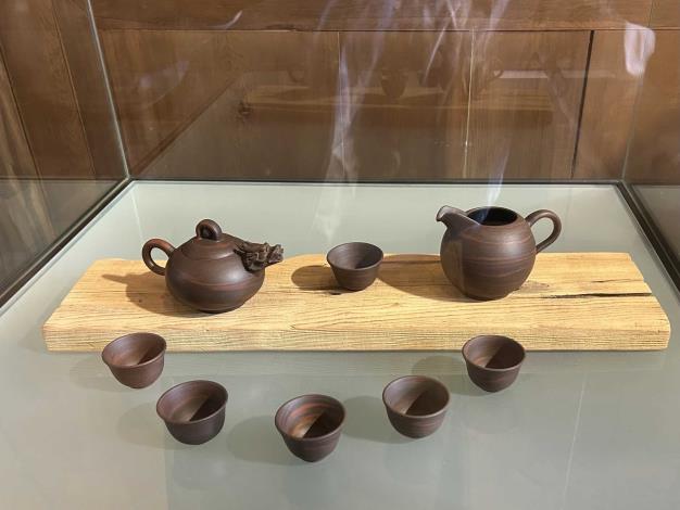 許宗煥老師的創作以小型及高技術性的壺藝為主
