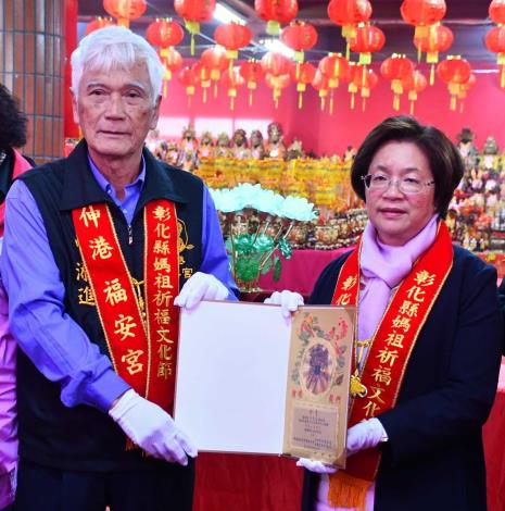 07頒發贈書.JPG_圖片替代文字