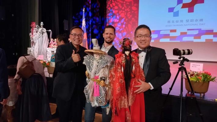 團長及劉大使及匈牙利外交官員於國宴合影_圖片替代文字