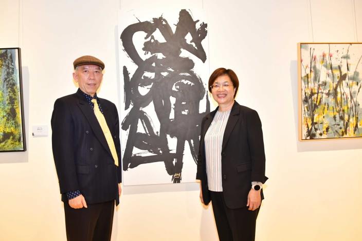 09縣長王惠美與展出者梁永斐老師_圖片替代文字