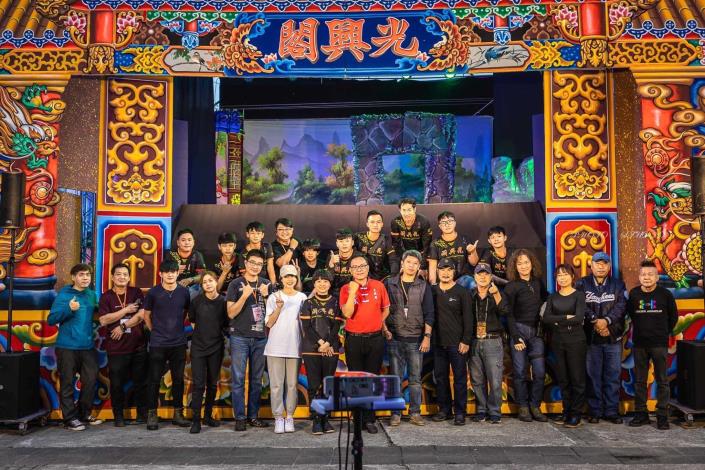 光興閣圖2(圖說：光興閣掌中劇團於大稻程戲院「魔童之心-生與滅之章」演出全體合影)_0_圖片替代文字