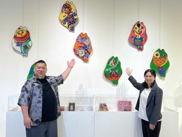 08文化局長張雀芬與展出者洪易老師合影
