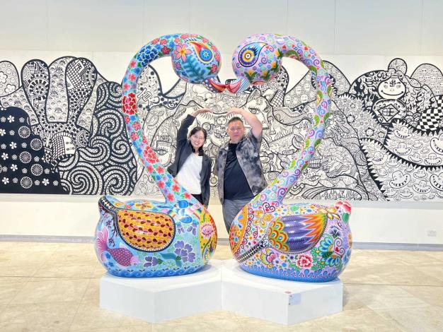 03文化局長張雀芬與展出者洪易老師合影