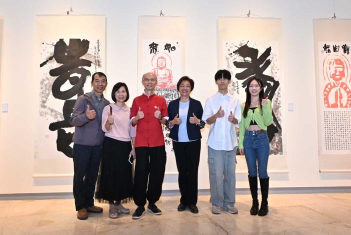 縣長與賴錦源老師家人合照