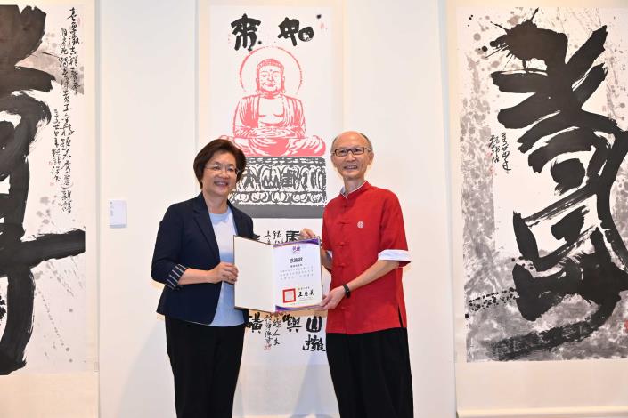 ↑賴錦源老師捐贈作品，縣長致贈感謝狀2