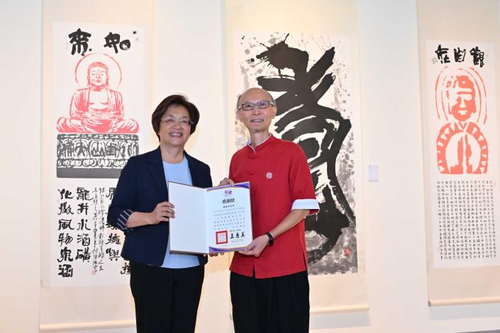 ↑賴錦源老師捐贈作品，縣長致贈感謝狀