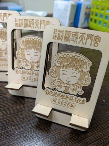 1123-1-2彩繪媽祖 logo雷雕手機架