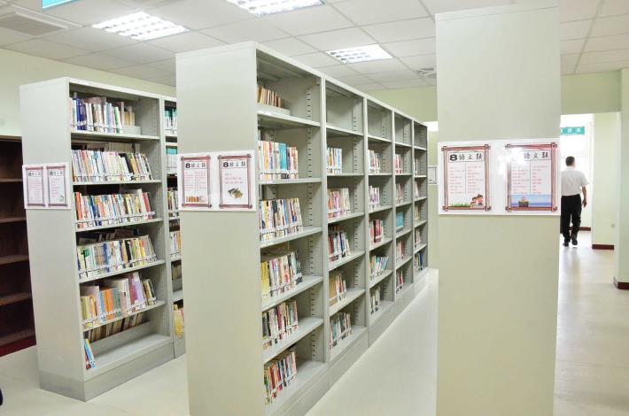 福興鄉立圖書館開架閱覽區