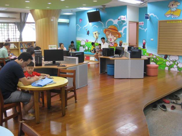 花壇鄉立圖書館一樓兒童網路資訊區
