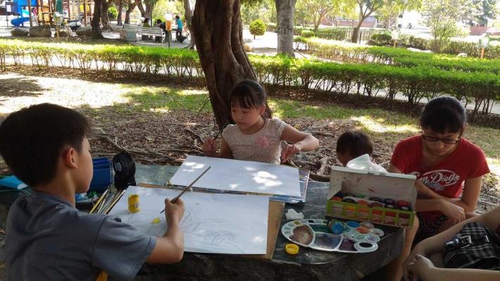 在社區公園寫生